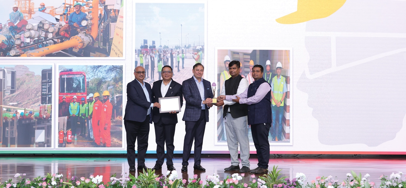 Mr Pranav Adani and Mr Suresh Manglani presenting Samarthan Award